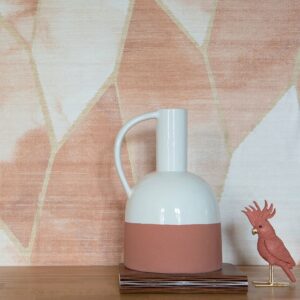 Witte en terrakleurige vaas en decoratief rood vogeltje voor Elitis behang Yuzen VP 932 10-2 met abstract patroon.