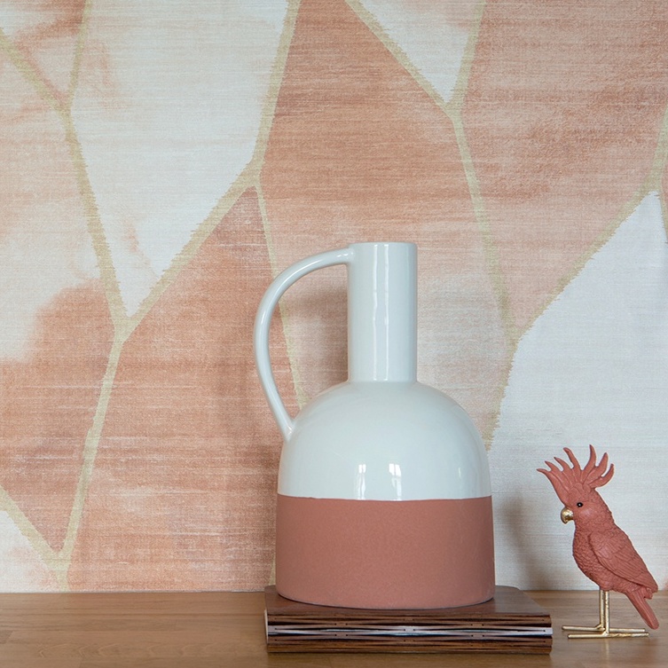 Witte en terrakleurige vaas en decoratief rood vogeltje voor Elitis behang Yuzen VP 932 10-2 met abstract patroon.
