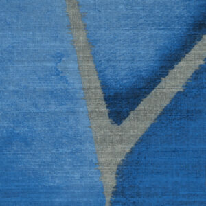 Blauw Elitis Yuzen VP 932 41 behang met een abstract patroon en grijze V-vorm.