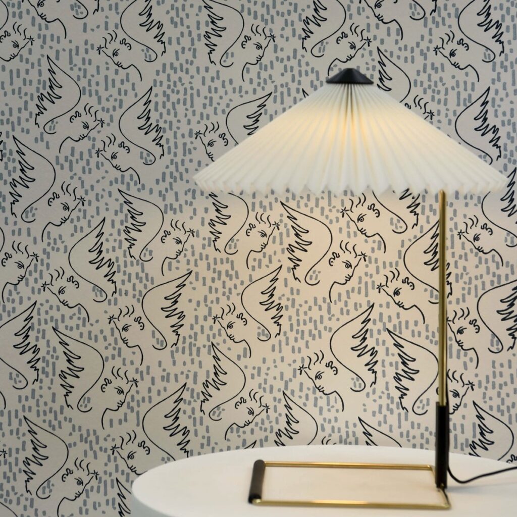 Behang met een abstract patroon van engelachtige figuren uit de FIGURE DANGE 6466-01 collectie, met een moderne tafellamp op de voorgrond.