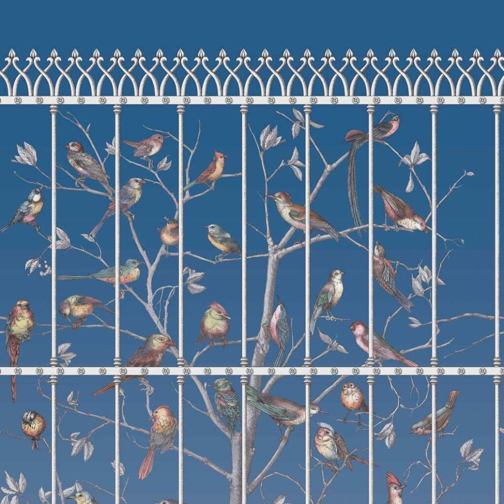 Illustratie van kleurrijke vogels op takken achter een sierlijk wit hekwerk, uit het Fornasetti Uccelli behang.