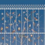 Illustratie van kleurrijke vogels op takken achter een sierlijk wit hekwerk, uit het Fornasetti Uccelli behang.