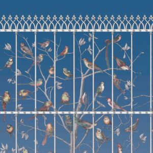 Illustratie van kleurrijke vogels op takken achter een sierlijk wit hekwerk, uit het Fornasetti Uccelli behang.