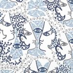 Grafisch behangpatroon van Lelievre Cocteau met gestileerde gezichten, ogen en abstracte vormen in blauw- en grijstinten.