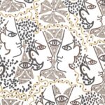 Abstract behangpatroon van Lelievre Cocteau met gestileerde gezichten, ogen en geometrische vormen in beige, zwart en goud.