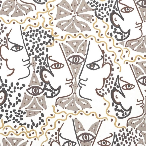 Abstract behangpatroon van Lelievre Cocteau met gestileerde gezichten, ogen en geometrische vormen in beige, zwart en goud.