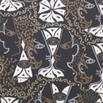 Decoratief behangpatroon van Lelievre Cocteau met gestileerde gezichten, ogen en abstracte vormen in goud, wit en zwart.
