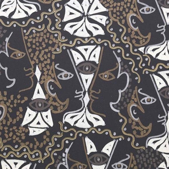 Decoratief behangpatroon van Lelievre Cocteau met gestileerde gezichten, ogen en abstracte vormen in goud, wit en zwart.