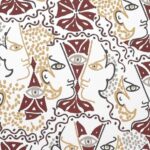 Decoratief behang van Lelievre Cocteau met gestileerde gezichten, ogen en abstracte patronen in rood, goud en grijstinten.