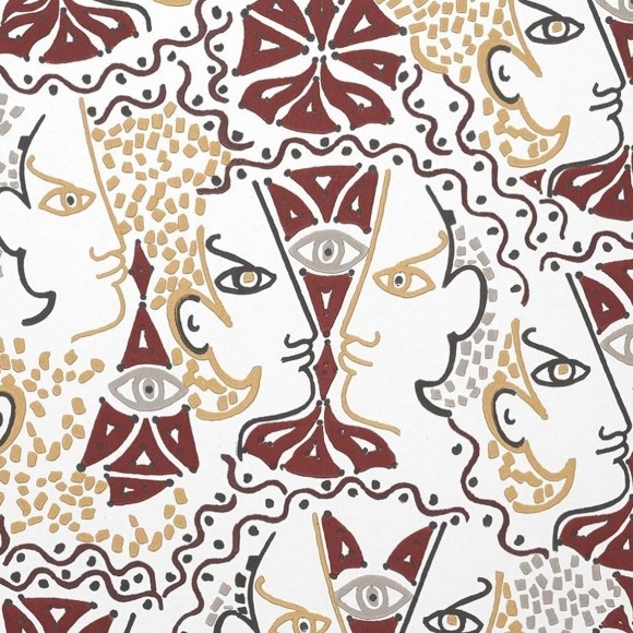 Decoratief behang van Lelievre Cocteau met gestileerde gezichten, ogen en abstracte patronen in rood, goud en grijstinten.