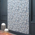 Behang met abstracte gezichten en blauwe patronen uit de Lelievre Union collectie in een moderne interieursetting.