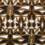 Bruin Lelievre Cocteau behang met geometrisch patroon en gestileerde gezichten in wit, zwart en rood.