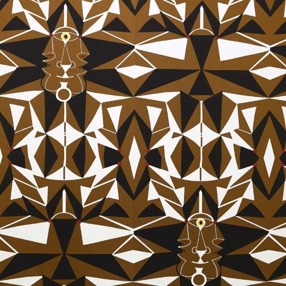 Bruin Lelievre Cocteau behang met geometrisch patroon en gestileerde gezichten in wit, zwart en rood.