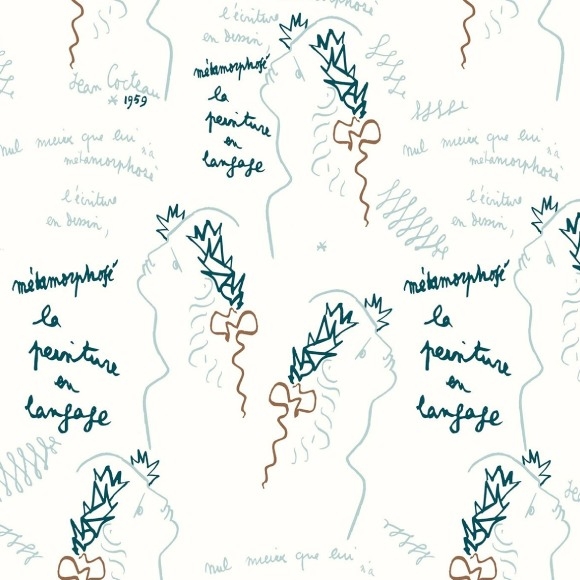 Illustratief behangpatroon van Lelievre met schetsmatige profielen, krabbels en teksten van Jean Cocteau in een artistieke stijl.