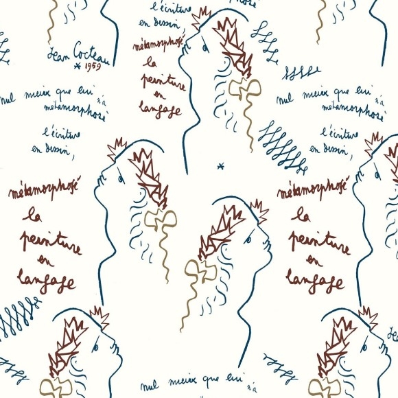 Behang met lijntekeningen van profielen, handgeschreven Franse teksten en grafische elementen in de stijl van Jean Cocteau.