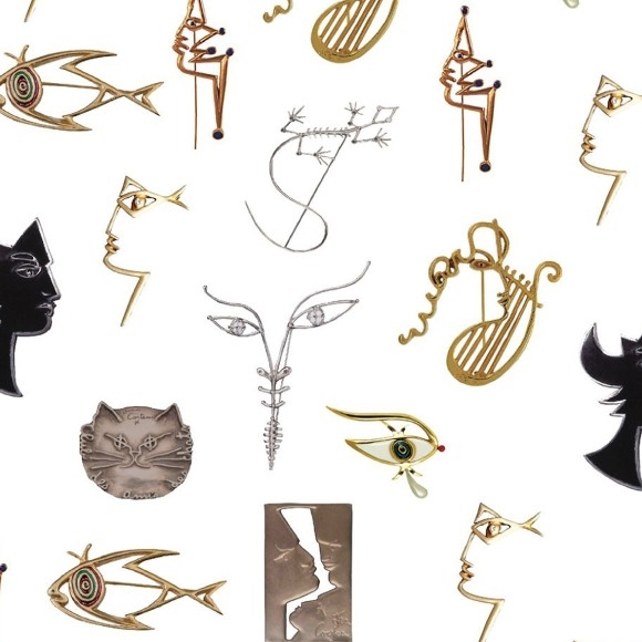 Behang met een patroon van abstracte en artistieke illustraties geïnspireerd op Jean Cocteau, waaronder gezichten, ogen, vissen en muziekinstrumenten.