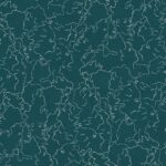 Donkergroen behang met een patroon van witte, lineaire gezichtsprofielen geïnspireerd op Jean Cocteau.