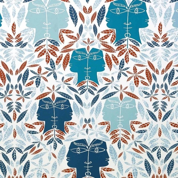 Decoratief behang met gestileerde gezichten, bladeren en florale patronen in blauw-, turquoise- en roodtinten uit de Lelievre Cocteau collectie.