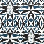 Geometrisch behangpatroon in blauw, zwart en wit met abstracte gezichten en een oogmotief van Lelievre Cocteau.