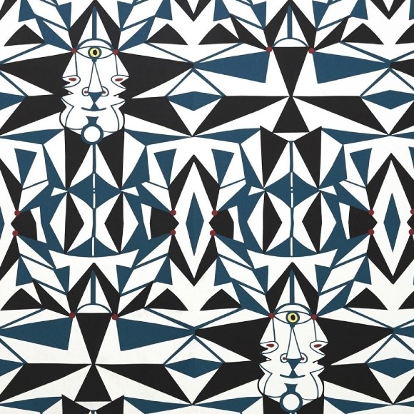 Geometrisch behangpatroon in blauw, zwart en wit met abstracte gezichten en een oogmotief van Lelievre Cocteau.