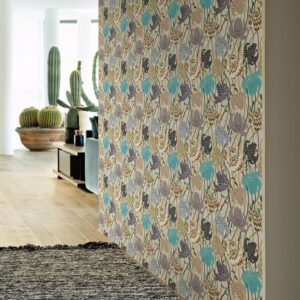 Behang met kleurrijk bloemenpatroon uit de Missoni Lilium 10230-1 collectie in een modern interieur met houten vloer en cactussen.