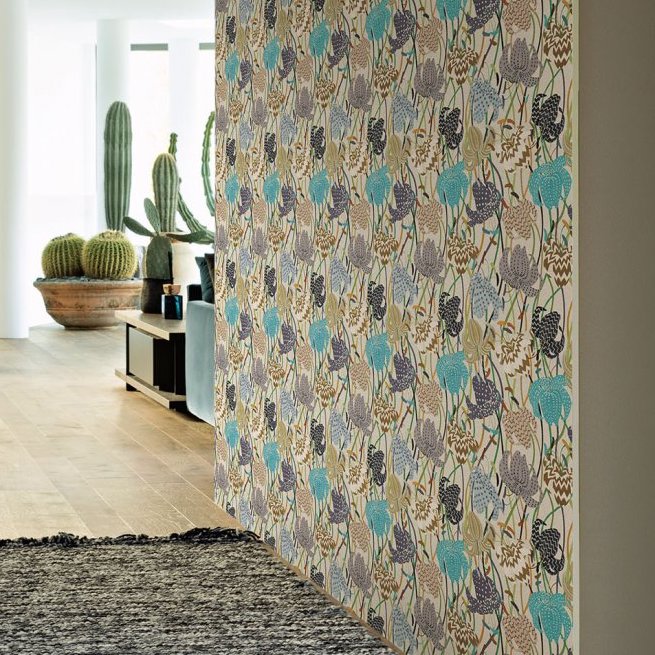 Behang met kleurrijk bloemenpatroon uit de Missoni Lilium 10230-1 collectie in een modern interieur met houten vloer en cactussen.