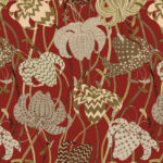 Decoratief Missoni-behang Lilium 10232 met gestileerde bloemen in natuurkleuren op een dieprode achtergrond.