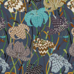 Decoratief Missoni Lilium 10233 behang met grote gestileerde bloemen in kleurrijke patronen op een donkerblauwe achtergrond.