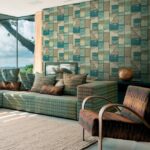 Moderne woonkamer met Missoni behang in patchworkstijl en een bijpassende gestoffeerde bank.