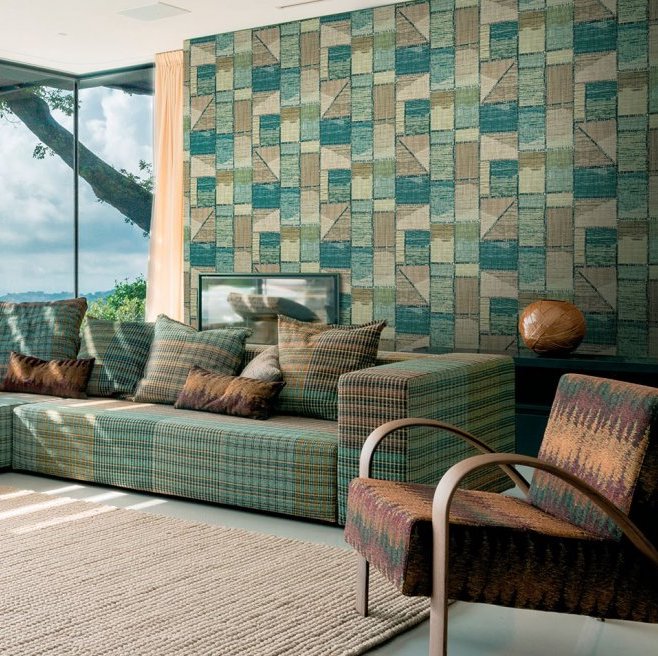 Moderne woonkamer met Missoni behang in patchworkstijl en een bijpassende gestoffeerde bank.
