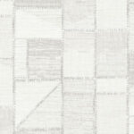 Lichtgrijs Missoni behang met een patchworkpatroon van textuurachtige blokken en stiksellijnen.