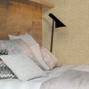 Slaapkamer met Missoni Tweed behang, houten hoofdbord, sierkussens en een zwarte leeslamp.
