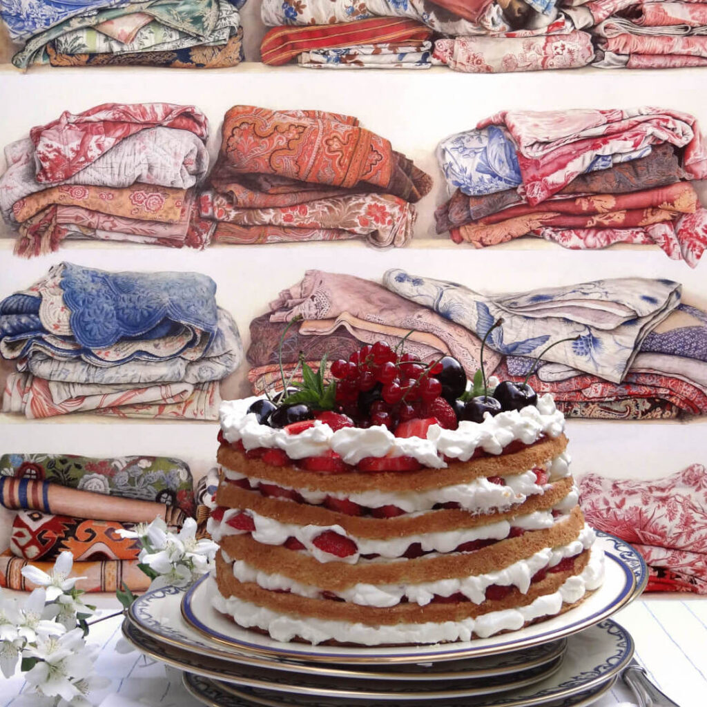 Luchtige laagjestaart met slagroom en rood fruit voor behang met kleurrijke opgestapelde stoffen uit de Pierre Frey collectie L’Armoire de Marguerite.