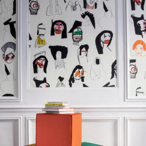 Behang met abstracte getekende portretten in felle kleuren uit de Pierre Frey Shaman-collectie.