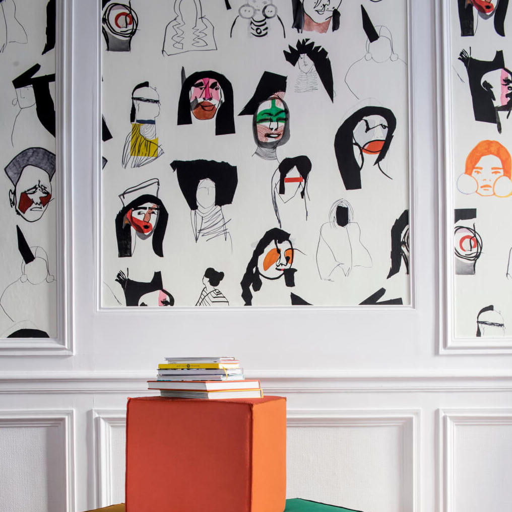 Behang met abstracte getekende portretten in felle kleuren uit de Pierre Frey Shaman-collectie.