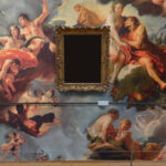 Behang met klassieke mythische figuren in barokstijl uit de Pierre Frey collectie, met centraal een leeg gouden schilderijlijst.