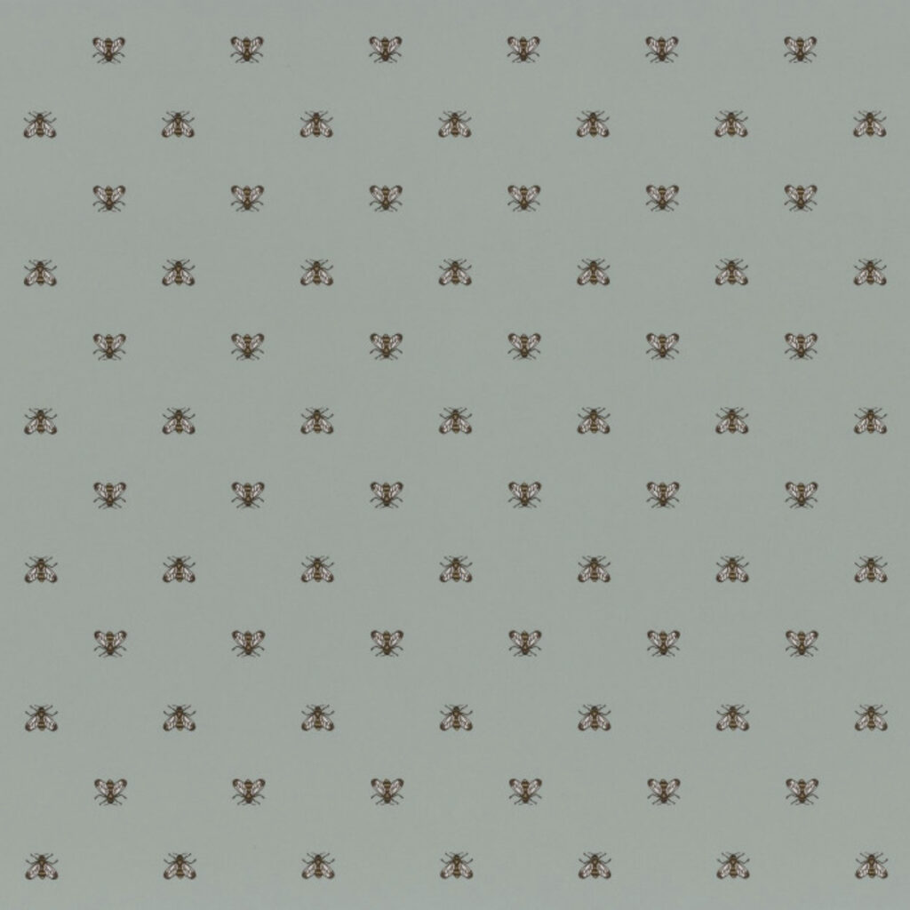 Behang met een regelmatig patroon van gestileerde bijen op een effen grijsgroene achtergrond.