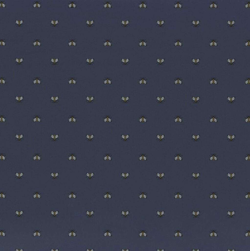 Donkerblauw CASAMANCE Apis-behang met een patroon van kleine, symmetrisch verspreide bijillustraties.