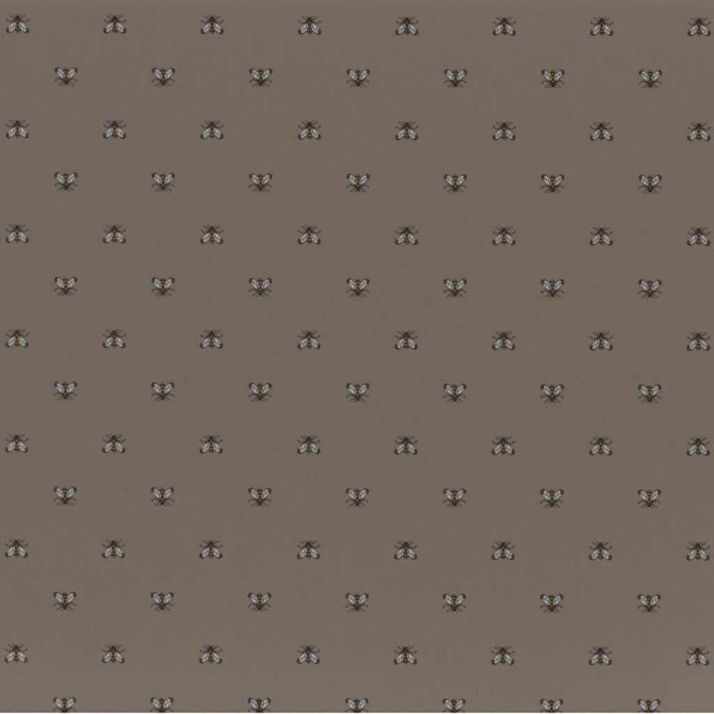 Behang met een bruin-grijze achtergrond en een patroon van regelmatig verspreide, gestileerde bijen.