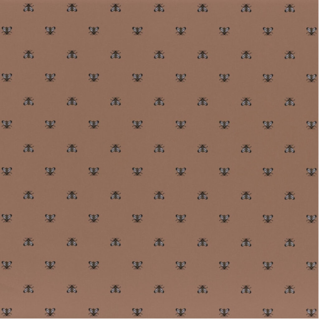 Bruin behang van CASAMANCE met een herhalend patroon van kleine, gedetailleerde bijen.
