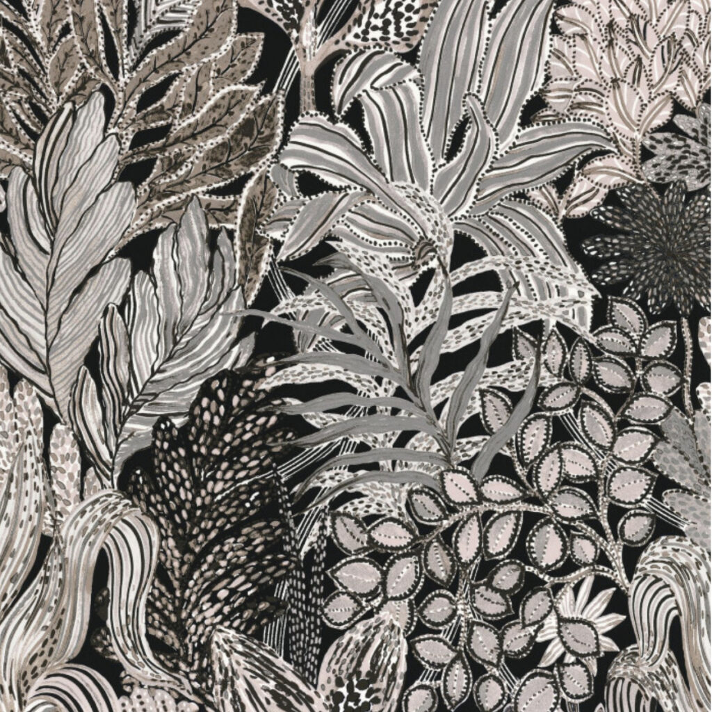 Behang met een dicht patroon van gestileerde tropische bladeren in zwart, grijs en beige tinten uit de CASAMANCE BORROMEE collectie.