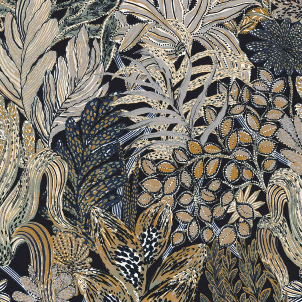 Decoratief behangpatroon CASAMANCE BORROMEE 74320324 met gestileerde bladeren en planten in aardetinten op een donkere achtergrond.