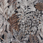 Botanisch behangpatroon CASAMANCE BORROMEE 74320528 met sierlijke bladeren in grijs-, bruin- en zilvertinten op een donkere achtergrond.