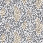 Behang met een sierlijk patroon van botanische bladeren in blauwgrijze, beige en goudtinten op een lichte achtergrond.