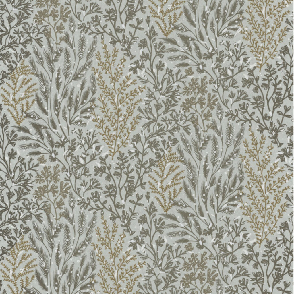 Behang met een verfijnd botanisch patroon in grijsgroene en goudbruine tinten uit de CASAMANCE Isoete-collectie.