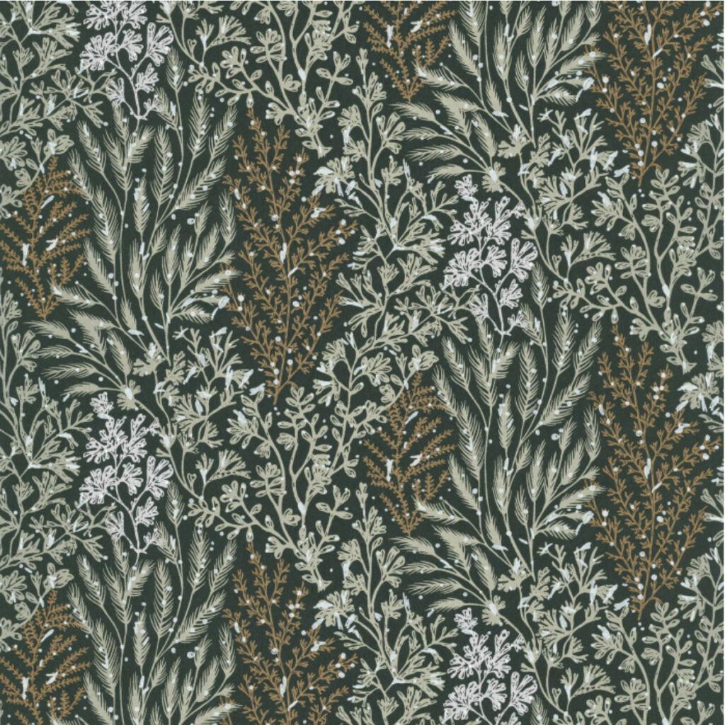 Donkergroen CASAMANCE Isoete behang met een dicht patroon van botanische planten in wit, beige en bruin.