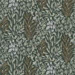 Donkergroen CASAMANCE Isoete behang met een dicht patroon van botanische planten in wit, beige en bruin.