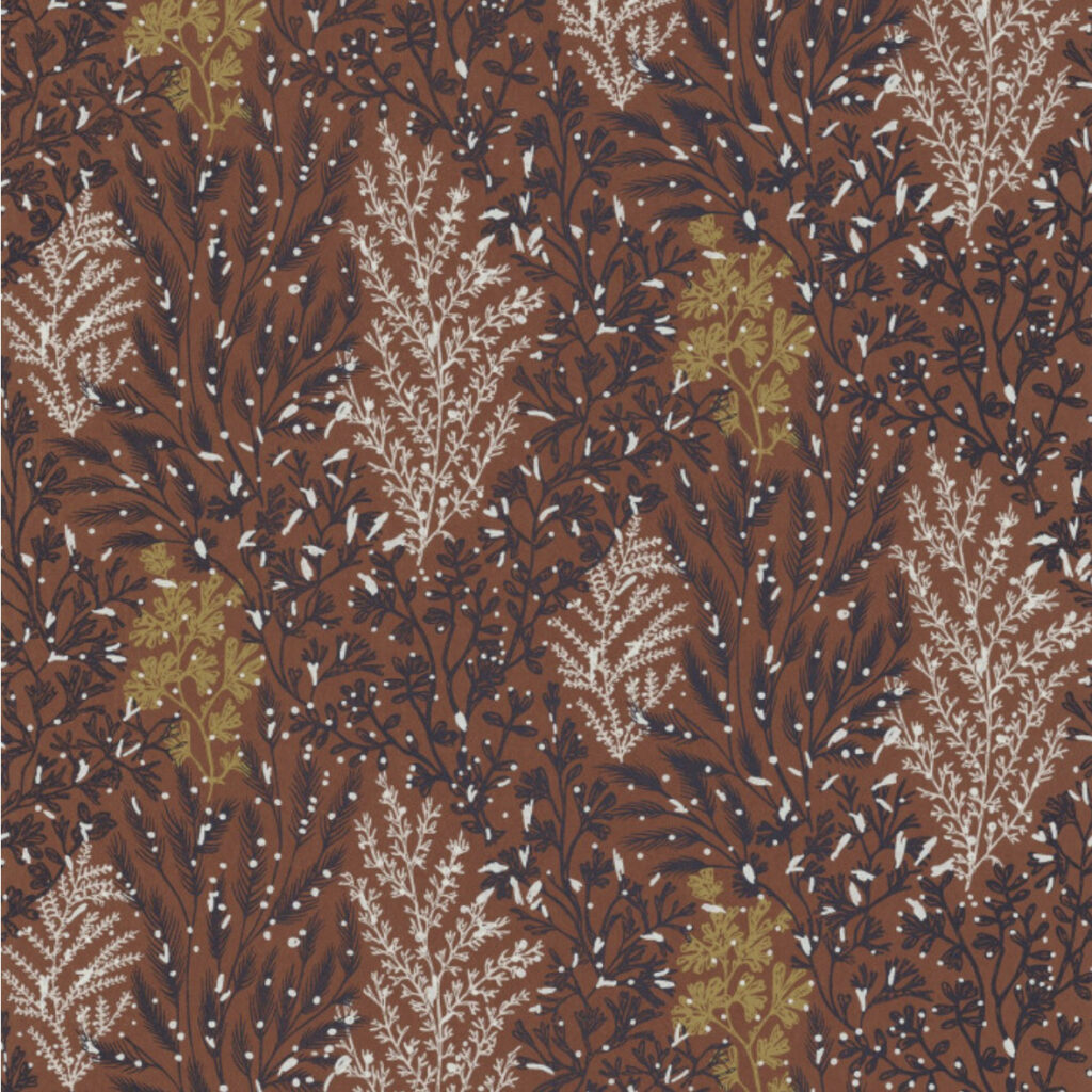 Behang met een botanisch patroon van witte, donkerblauwe en goudgele planten op een roestbruine achtergrond, uit de CASAMANCE Isoete collectie.