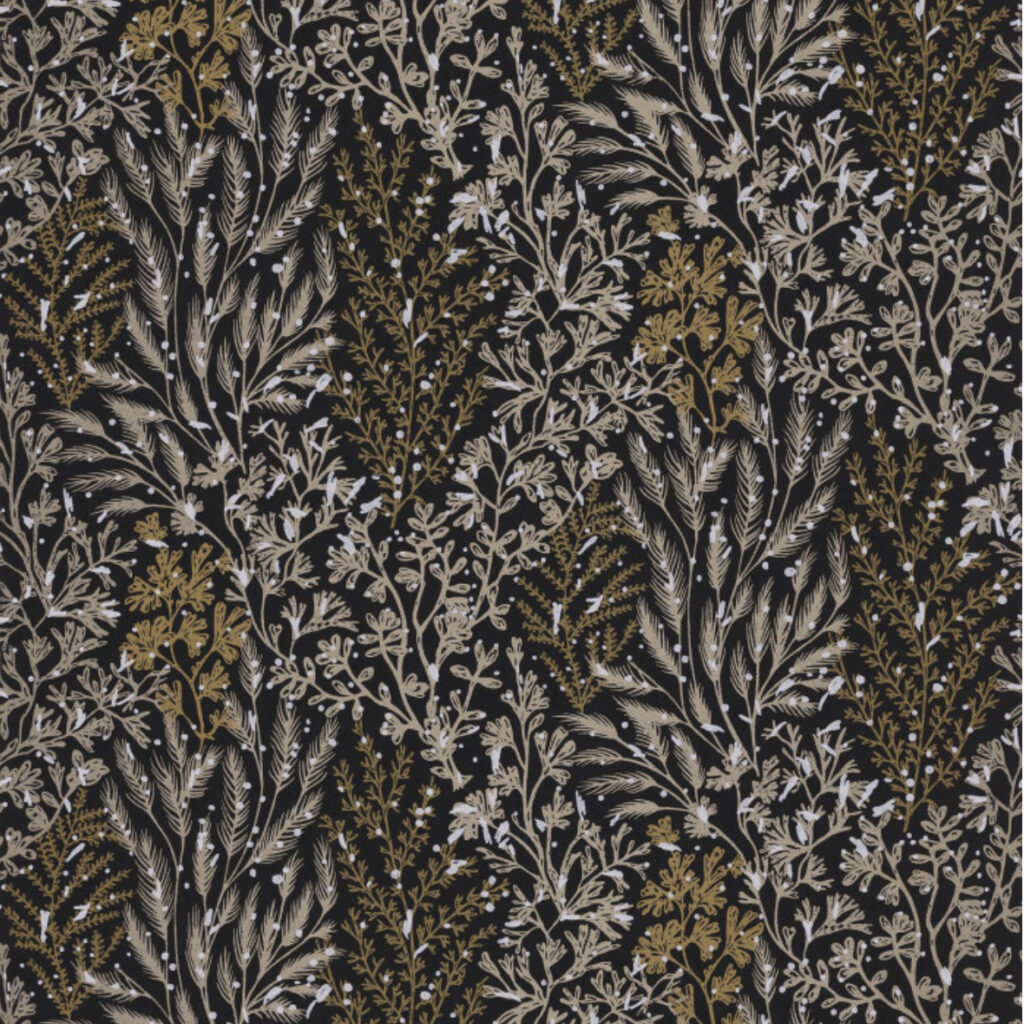 Donkerblauw CASAMANCE Isoete behang met een fijn patroon van beige en goudkleurige bladeren en bloemen.