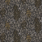 Donkerblauw CASAMANCE Isoete behang met een fijn patroon van beige en goudkleurige bladeren en bloemen.